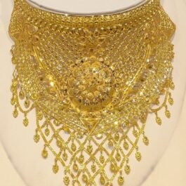 Elegant Gold necklace